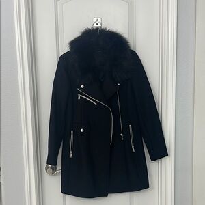 Elegant Black Women's Coat with Faux Fur Collar